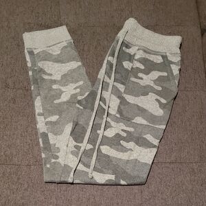 Maternity Sweatpant Jogger With Pockets Camo Sz. S(4-6)